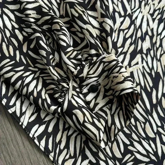 ✨🆕Vince Camuto🆕✨ | Opulent mood long sleeve blouse in cream and black - Picture 4 of 12